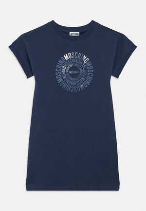 Granatowa bawełniana sukienka t-shirtowa z krótkimi rękawami, z okrągłym logo Moschino w srebrnym nadruku na środku.