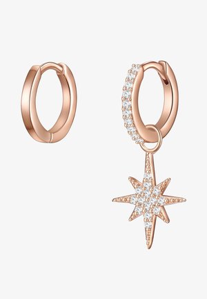 Rózsaarany fülbevalók, csillag alakú charm-mal, amelyet tiszta kristályok díszítenek, sima textúrával és fényes felülettel.