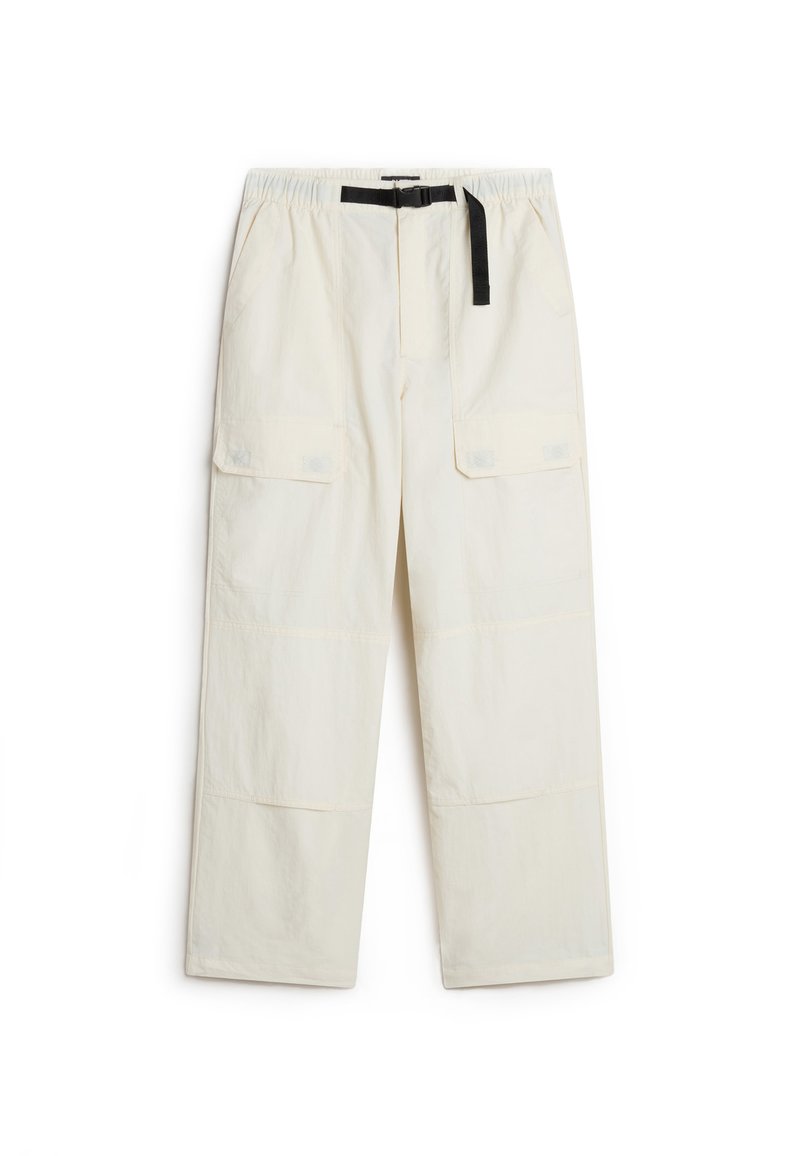 Pantaloni cargo di colore crema chiaro realizzati in un tessuto traspirante, dotati di una vita elasticizzata, una cintura nera e numerose tasche laterali.