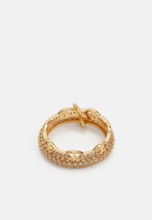 Goldring mit strukturierter Oberfläche, verziert mit klaren Edelsteinen. Das Design umfasst miteinander verbundene Kettenglieder und einen sicheren Verschluss.