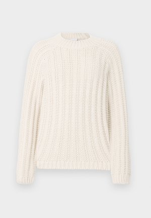 Krémový pletený sveter s rebrovanou textúrou, okrúhlym výstrihom a dlhými rukávmi. Má voľný strih a rovný lem.
