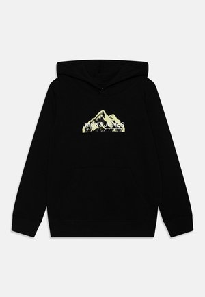 Czarna bluza z kapturem z sznurkiem, przednią kieszenią kangurką i grafiką góry. Na froncie znajduje się napis „JACK & JONES” w grubym, białym tekście.