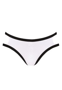 Białe bikini dolne z teksturowanej tkaniny, z czarnymi elastycznymi paskami w talii i na nogawkach, podkreślające nowoczesny i otwarty design.