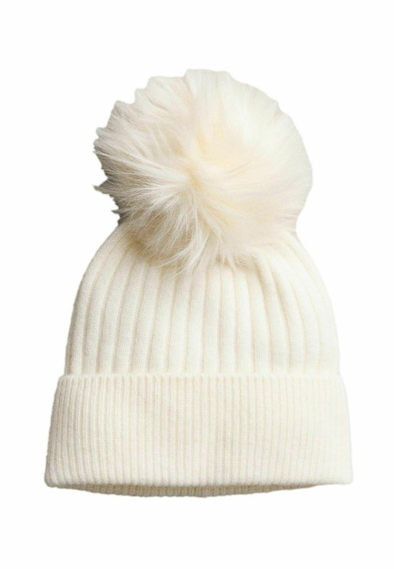 Volditud kootud valge beanie, millel on pehme pom-pom peal. Kanga välimus on pehme ja soe, ideaalne külma ilmaga kandmiseks.