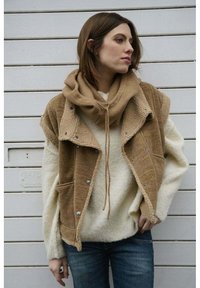 Le Temps Des Cerises SANS MANCHES FUJI - Bodywarmer - tan