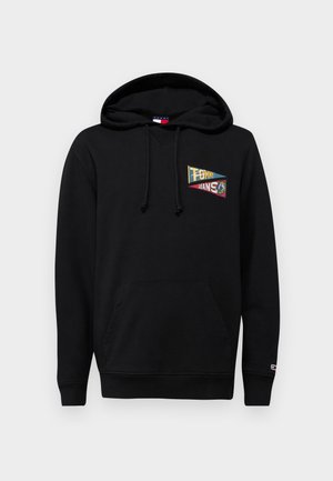 Zwarte hoodie met een voorzak, capuchon met trekkoord en een kleurrijke logo patch met de tekst "Tommy Jeans" op de linkerborst. Van katoen.