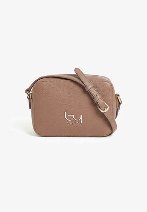 Borsa a tracolla rettangolare in pelle color taupe con tracolla regolabile e logo dorato "by byblos" sul davanti.