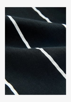 Mustmust kangas, millel on tekstureeritud pind, millel jooksevad horisontaalselt valged ja heleda beeži triibud sujuvas kudumises.