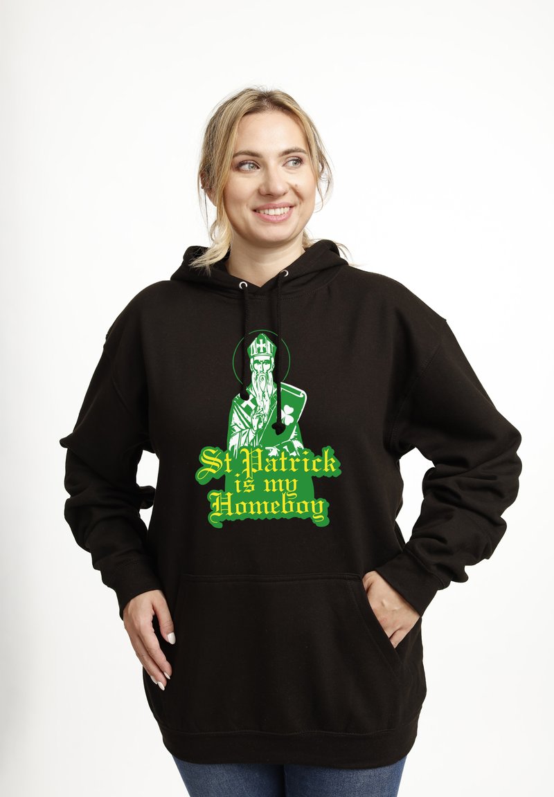Zwarte hoodie met een grafisch ontwerp van St. Patrick en de tekst "St. Patrick is my Homeboy" in groen en geel. Zacht, casual materiaal.