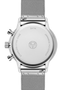Sølv rustfritt stål klokke med mesh-bånd, kronografdesign og gravert bakside som viser "3ATM", "Japansk bevegelse" og løve-logo.