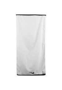 Asciugamano sportivo bianco con bordo nero, realizzato in morbido tessuto. Presenta un piccolo logo Nike nero vicino al fondo. Forma rettangolare standard.