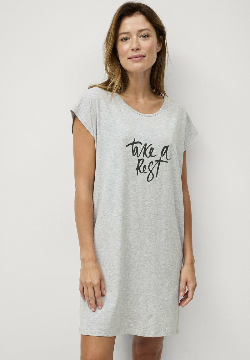 Lysegrå bomulds-nattshirt med korte ærmer, en afslappet pasform, og sort tekst der står "tag en pause" på fronten. Enkel og moderne design.