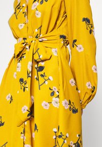 Vero Moda Abito a camicia - dark yellow
