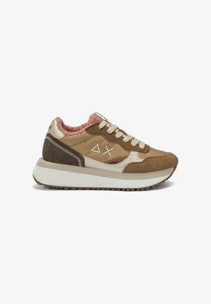 Sneaker marrone e beige con rivestimento rosa peloso, suola bianca spessa, chiusura con lacci e simboli a triangolo e X cuciti di lato.