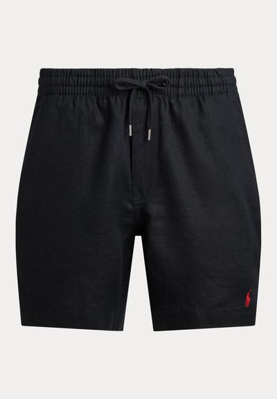 Μαύρα λινά σορτς με ελαστική μέση, ρυθμιζόμενο κορδόνι και μικρή κόκκινη λεπτομέρεια λογότυπου στο κάτω αριστερό μέρος.