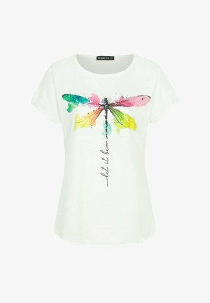 T-shirt blanc à manches courtes présentant une illustration colorée de libellule avec des accents verts, roses et jaunes et le texte "laisse faire".