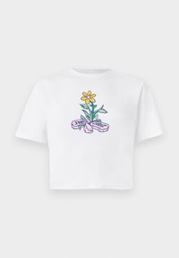 Tricou alb scurt cu un design floral colorat, prezentând o floare galbenă și frunze verzi, însoțit de textul "Santa Cruz."