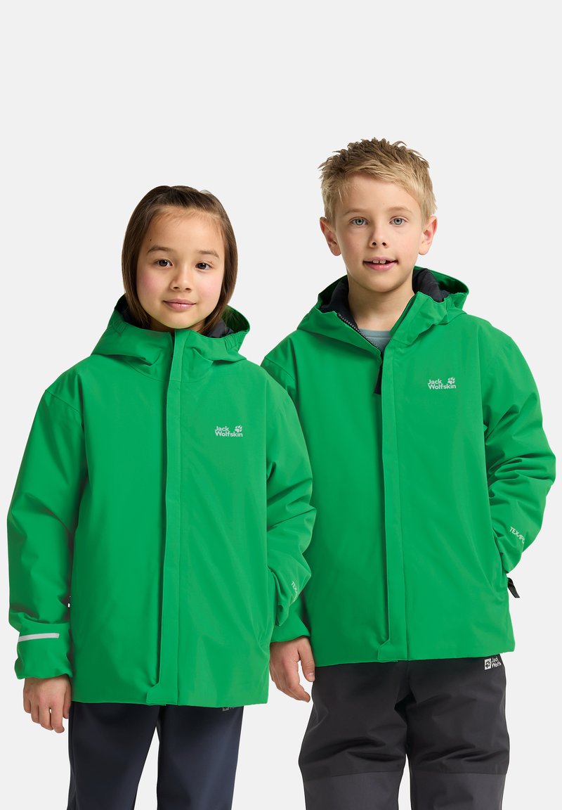 Grüne wasserdichte Jacken mit Kapuzen, Reißverschlüssen vorne und reflektierenden Akzenten, getragen von zwei Kindern, die nebeneinander stehen.