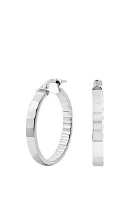 Srebrne kolczyki w kształcie obrączek z fasetowanym wzorem, w kształcie okręgu i z bezpiecznym zapięciem. Gładka powierzchnia z naprzemiennymi płaskimi i szerszymi sekcjami.