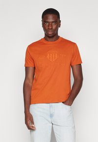 GANT TONAL SHIELD - Triko s potiskem - dark terracotta