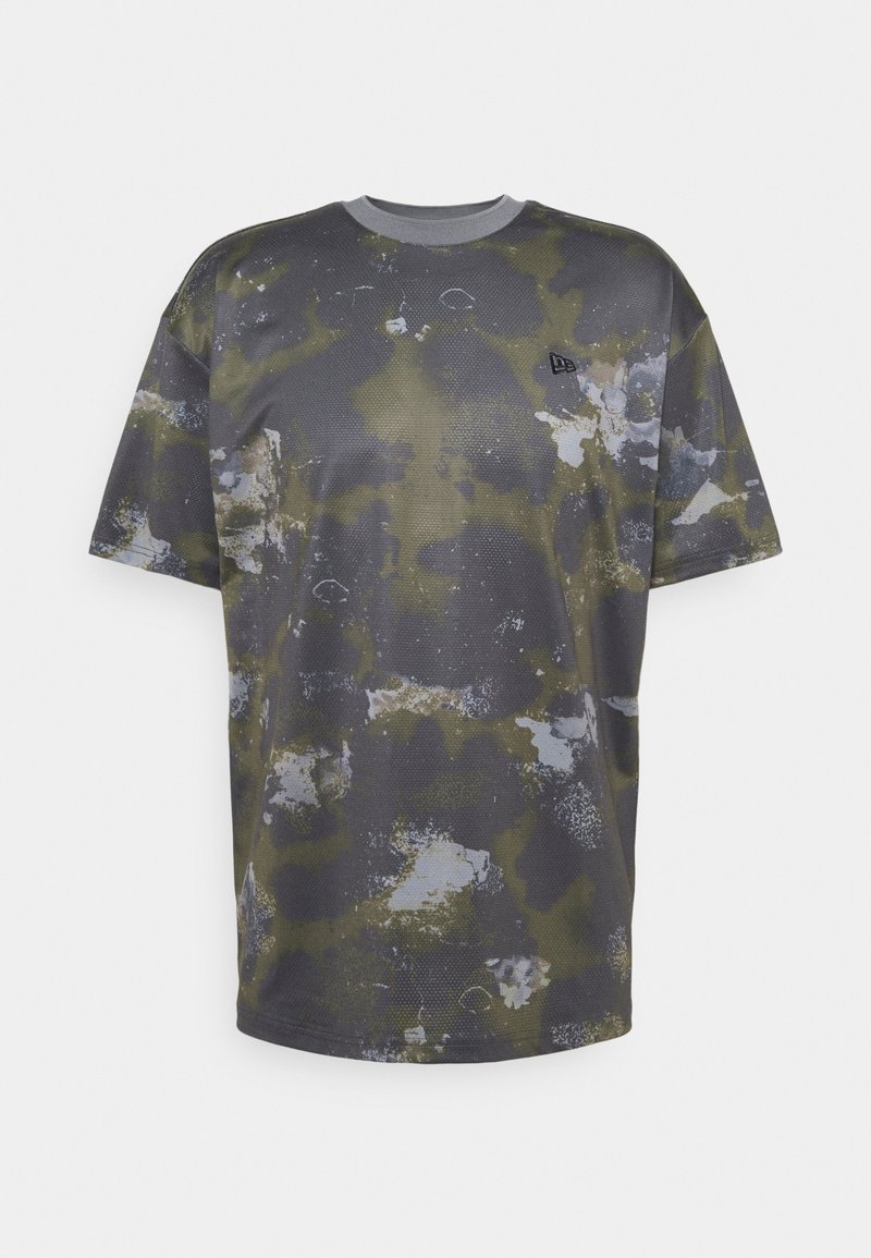 T-shirt z krótkim rękawem w ciemnoszarym kolorze z abstrakcyjnym wzorem w zielone i białe plamy, z okrągłym dekoltem i luźnym krojem.