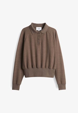 Brązowy sweter z okrągłym kołnierzykiem polo, z zapięciem na guziki, żebrowanymi mankietami i dołem. Miękka tekstura i rękawy raglanowe. Casulowy design.