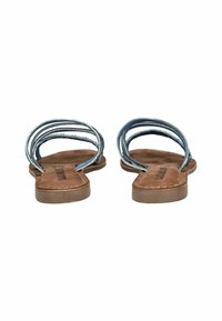Sandali piatti con cinturini, dotati di un plantare in suede marrone, caratterizzati da più sottili cinture blu e un design liscio e minimalista.