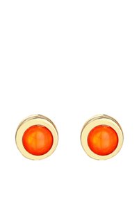 Auksinės spalvos metalinės auskarų smeigės su apvaliais oranžiniais dervos centrais, turinčiais blizgų paviršių ir lygų klausimą, apsupti plonu auksiniu rėmu.