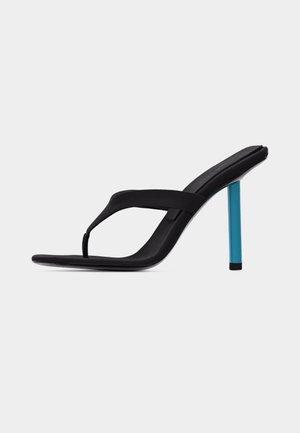 Fekete magas sarkú szandál pánttal és élénk kék, vékony sarokkal, ferde oldalsó nézet világos szürke háttéren.