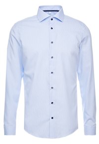 Vaaleansininen pitkähihainen paita, jossa on pieni ruutukuosi, napillinen kaulus ja tummat napit. Kankaan rakenne on sileä ja hieman kiiltävä.