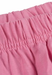 Fascia elastica rosa con texture arricciata, realizzata in un morbido tessuto misto cotone, che mette in mostra discreti dettagli di cucitura.
