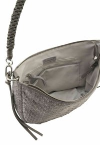 Sac à main en cuir tissé gris avec une bandoulière tressée, fermeture éclair, poches intérieures et doublure lisse. Présente une forme élégante et arrondie.