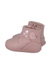 Botas de cuero rosa hasta el tobillo con un cierre lateral, que presentan bordados de un pájaro y un corazón. Suela texturizada y detalle del logotipo en el lateral.