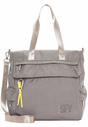 Grå textured tote taske med front lynlåslomme, gul lynlåstrækker, to håndtag og justerbar skulderrem.