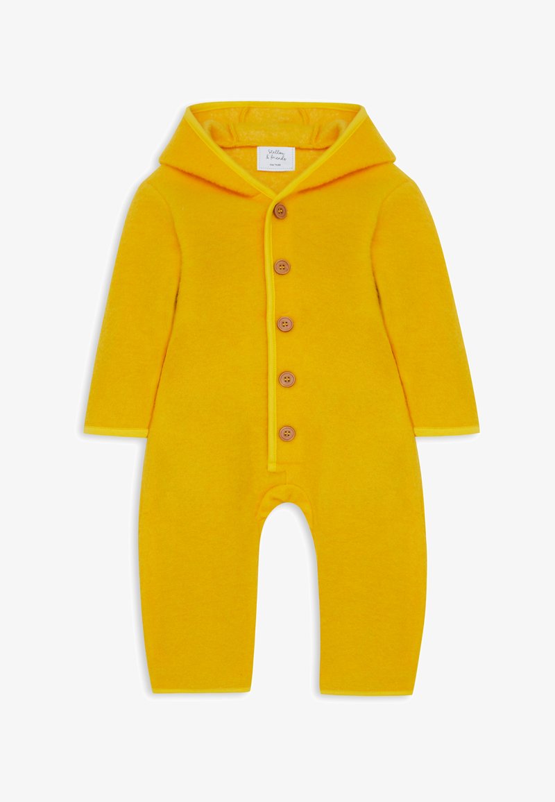 Geel babyrompertje van zachte stof met een capuchon, knoopsluiting en lange mouwen. Het ontwerp is eenvoudig zonder patronen of accenten.