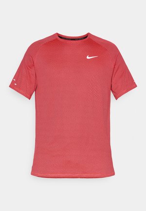 Czerwona koszulka sportowa z teksturowanym wzorem, krótkimi rękawami, okrągłym dekoltem i białym logo Nike na klatce piersiowej.