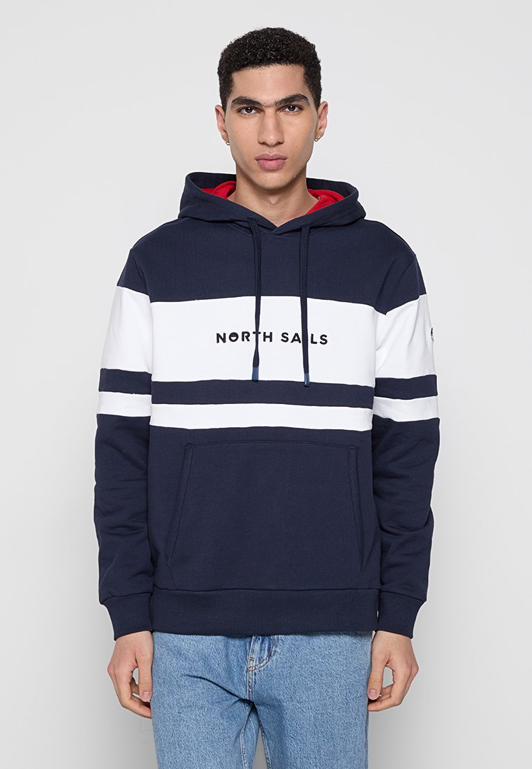 Felpa con cappuccio blu navy a righe orizzontali bianche e blu navy, con tasca frontale e logo "NORTH SAILS". Tessuto in cotone morbido.