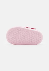 adidas Originals ADIFOM ADILETTE KIDS - Iešļūcenes - clear pink
