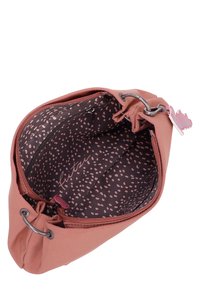 Borsa in pelle rosa morbido con forma arrotondata, chiusura a coulisse e un interno scuro con motivo a macchie e un piccolo logo.