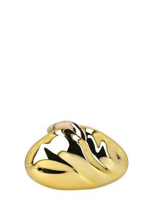 Geantă clutch aurie, netedă și lucioasă, în formă de mână pliată cu suprafețe reflectorizante, fotografiată pe un fundal alb.