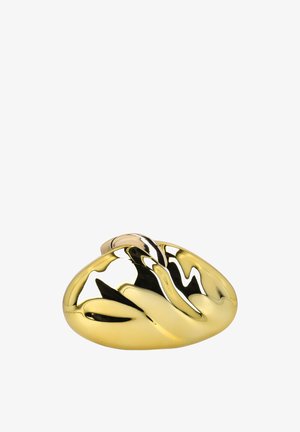 Glat, skinnende gylden clutch-taske formet som en foldet hånd med reflekterende overflader, fotograferet mod en hvid baggrund.