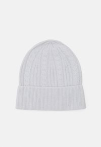 Gorro de punto gris con textura acanalada y patrón de trenzas. El sombrero presenta un dobladillo y una parte superior redondeada.