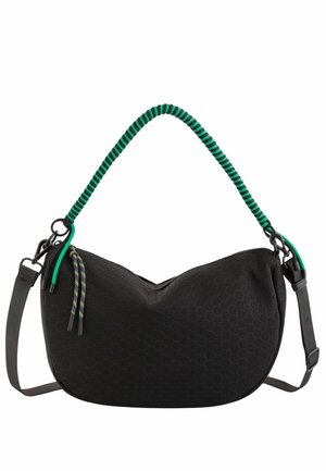 Schwarze Handtasche mit einem Honigwaben-Textur, ausgestattet mit einem grün-schwarz gestreiften Griff, einem Reißverschluss und einem verstellbaren Schultergurt.