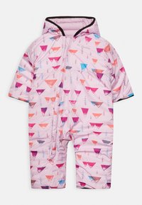 Růžový nadýchaný snowsuit s krátkými rukávy, s geometrickým vzorem trojúhelníků v modré, růžové a fialové barvě a kapucí s černými akcenty.