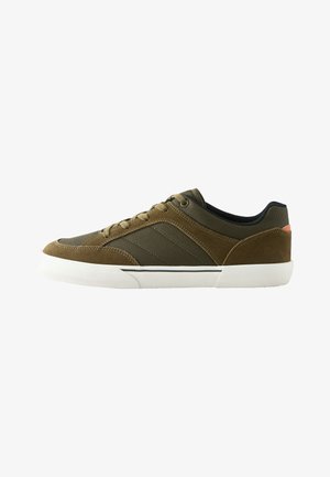 Low-top casual sneaker in olijfgroen met suède en mesh panelen, vetersluiting, witte rubberen zool en zwarte gewatteerde kraag.