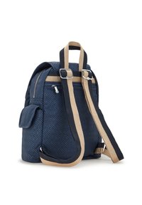 Sac à dos bleu marine avec motif chevron, bretelles réglables beige et noires, poche avant zippée et poche latérale à rabat.