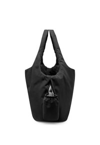 Bolso tote negro con estructura de tela suave, asas alargadas y un detalle de bolsillo fruncido en el frente para almacenamiento adicional.