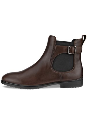 Braune Leder Chelsea-Stiefel mit runder Zehenpartie, elastischen Seitenpanelen und einem silbernen Schnallendetail. Verfügt über ein strukturiertes schwarzes Panel und eine Gummisohle.