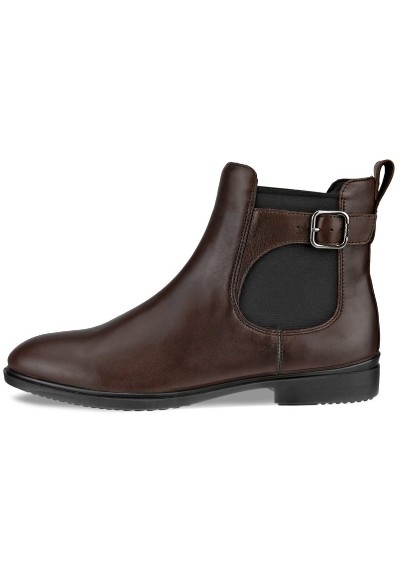 Stivale Chelsea in pelle marrone con punta arrotondata, pannelli laterali elastici e un accento in metallo argentato. Presenta un pannello testurizzato nero e suola in gomma.