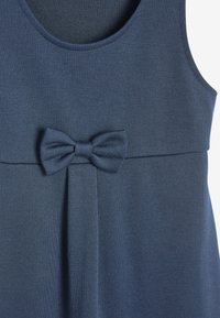 Navy-blaues ärmelloses Kleid aus einem strukturierten Stoff. Verfügt über eine mittige Schleifenakzentuierung und ein plissiertes Detail unter der Brust.
